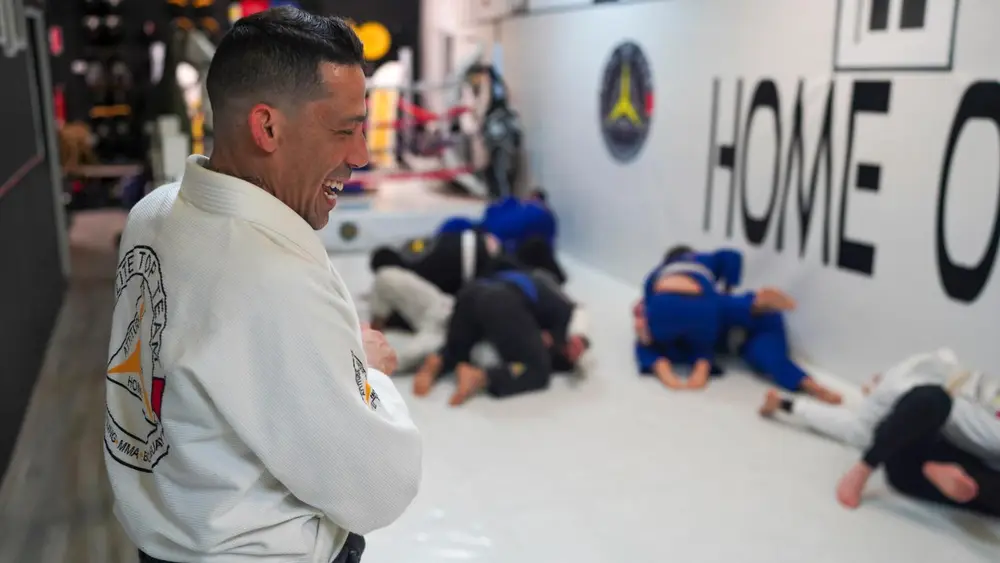 André Guimarães riendo durante una clase en el tatami de Elite Top Team