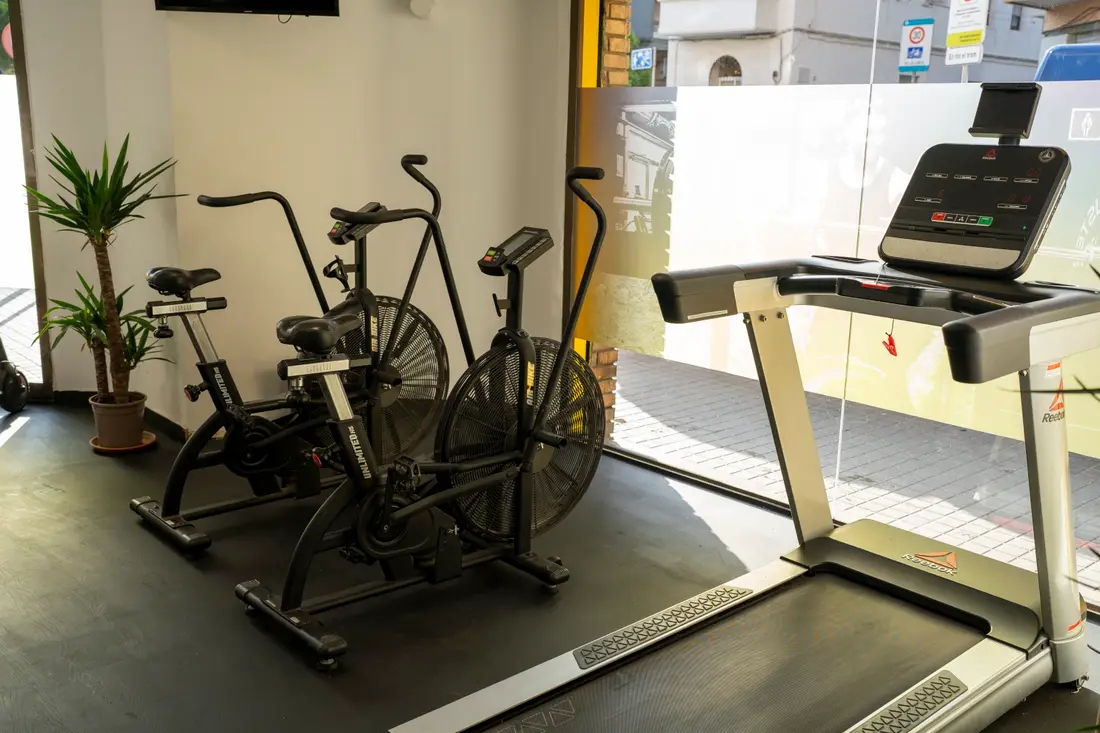 Zona de cardio amb bicicletes d'aire i cinta de córrer