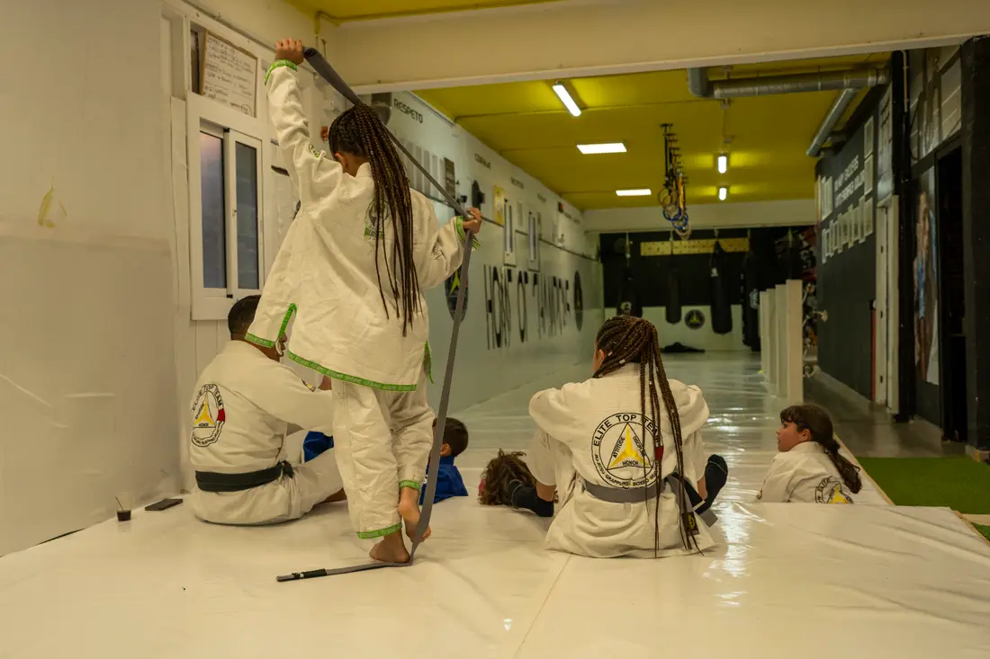 Nens amb el gi d'Elite Top Team, d'esquena, al tatami