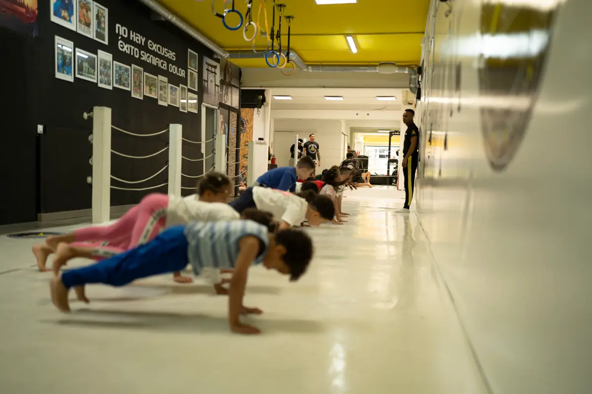 Clase infantil haciendo flexiones, ningún menor identificable