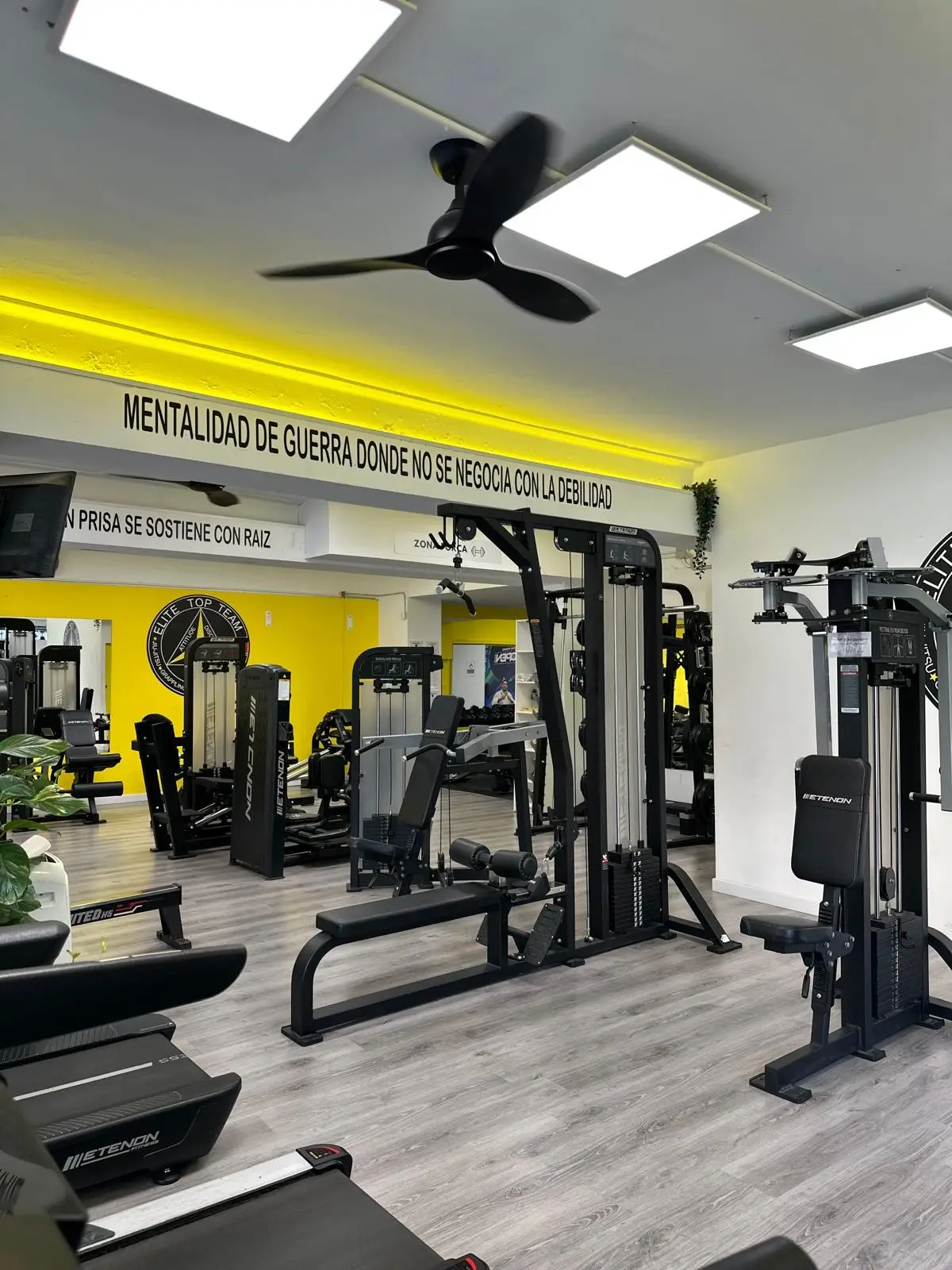 Sala de musculación con máquinas nuevas bajo el lema Mentalidad de guerra
