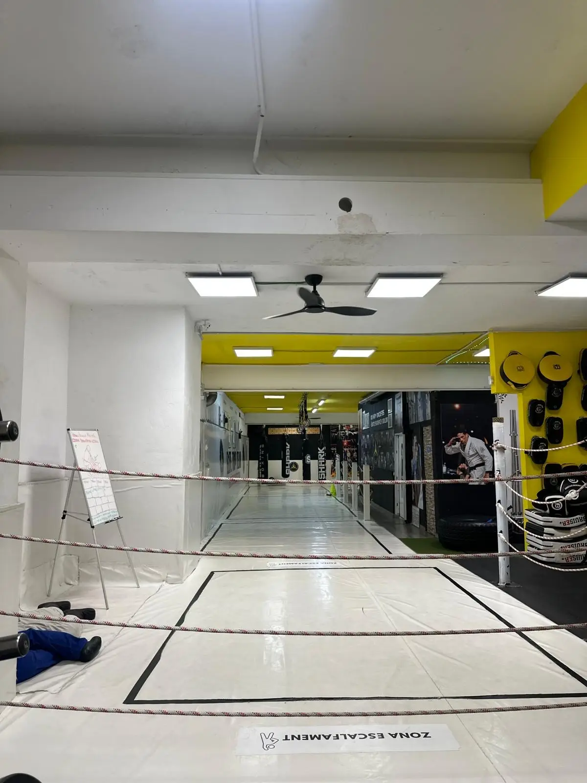 El club visto desde dentro del ring de boxeo, entre las cuerdas